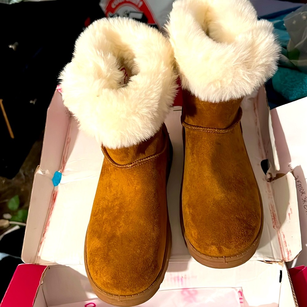 Brand is so size 7 in a chestnut color